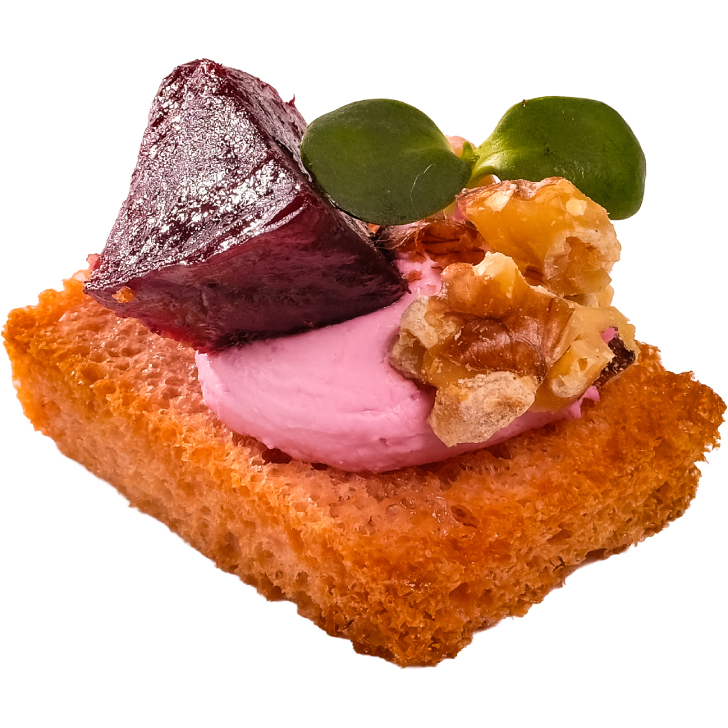 Канапе из свекольного хлеба с жареной свеклой и грецкими орехами