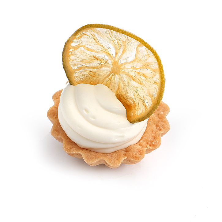 Small tart with lime-vanilla cream and candied fruit