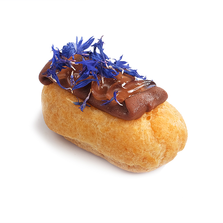Mini eklērs ar vaniļas krēmu un šokolādes glazūru