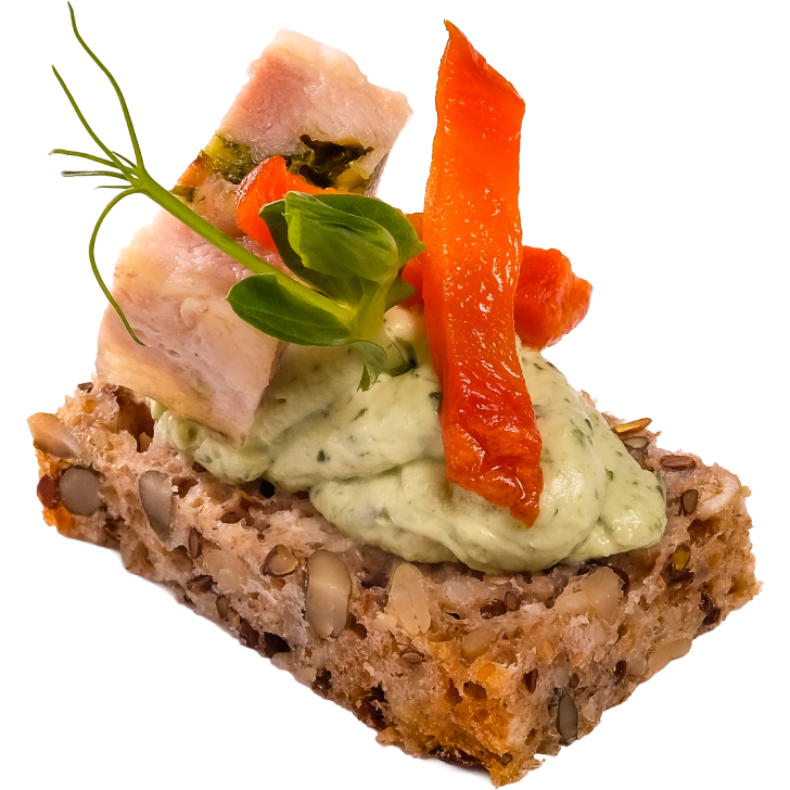 Канапе из цельнозернового хлеба с куриным рулетом, кремом из шпината и карамелизированной морковью