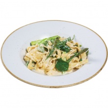696 / Pasta Carbonara ar sparģeļiem un plaucētiem spinātiem (veģ.)