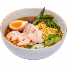 697 / Ramen zupa ar tīģergarnelēm, jūras ķemmīti un sezonas sparģeļiem